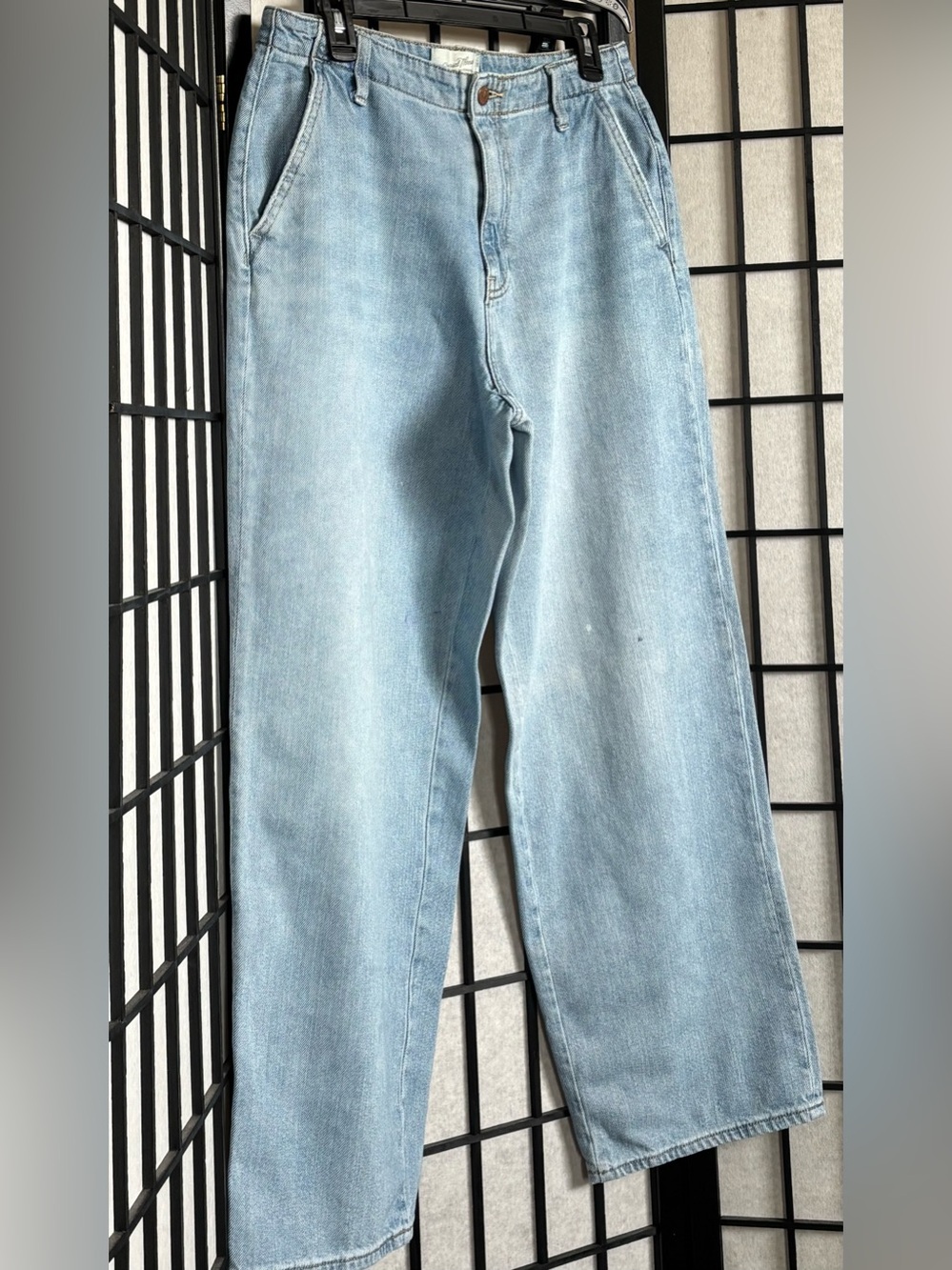 Universal Thread Women’s Light Wash Relaxed Straight Wide Leg Jeans - Size: (8) - Picture 2 of 12